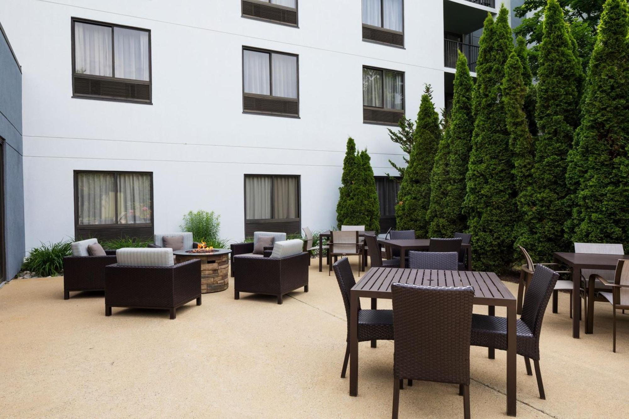 Courtyard By Marriott Portsmouth Hotel Exterior foto